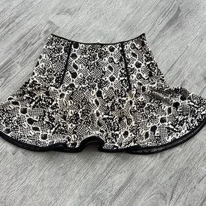 Robbi & Nikki by Robert Rodriquez Mini Skirt. Size: L